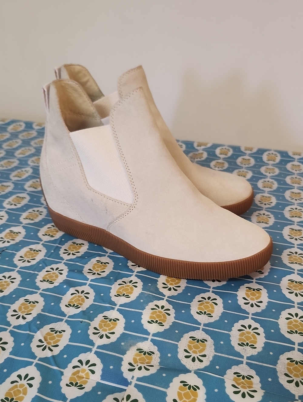 SOREL Slip-On ankle Hidden wedge Suade Cream Slip On boots